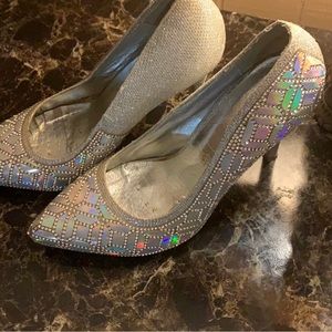 Gorgeous Holographic Mosaic Pattern Pointed Tor Heels with Silver detail. Size 7
